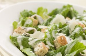 5 sfaturi pentru a face o salată Caesar sănătoasă