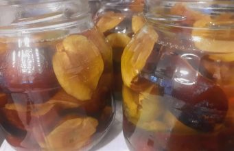 Prune murate după rețeta bunicii: sunt crocante și au un gust divin