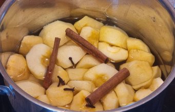 Compot de mere cu scorțișoară și cuișoare – Rețeta Bunicii