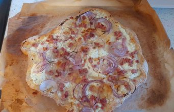 Tarte Flambée (Flammekueche) – Pizza Alsaciană cu Brânză, Smântână, Ceapă și Bacon