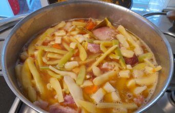 Ciorbă de fasole verde cu ciolan afumat