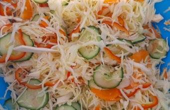 Salată de varză marinată – rețetă simplă și beneficii pentru sănătate