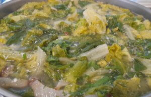 🥣 Supă de salată verde cu slănină afumată și lapte – rețetă tradițională și beneficii pentru sănătate