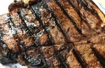 Cotlet de porc în stil Texas Roadhouse – Rețeta suculentă cu aromă intense