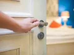 Dormitul cu ușa deschisă sau închisă – Ce spune despre tine și despre somnul tău